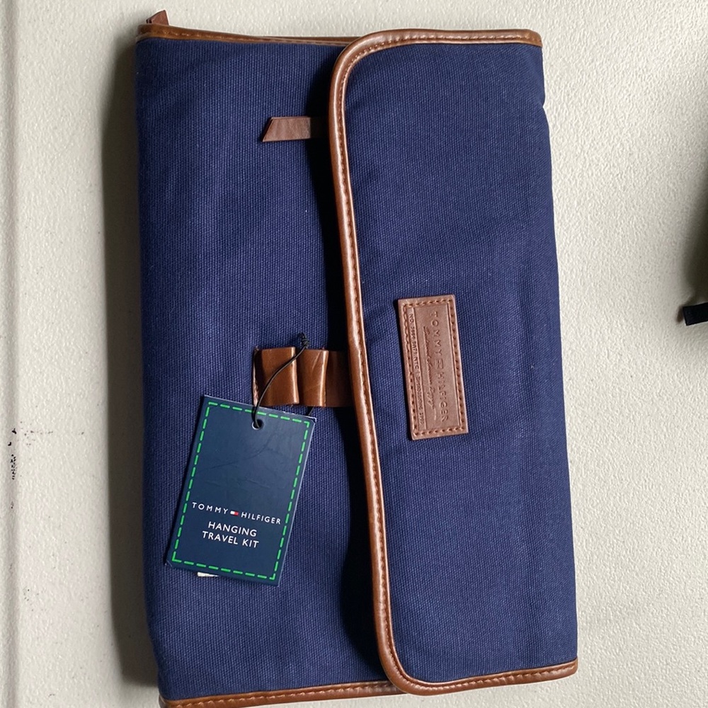 Tommy Hilfiger: Hanging Travel Kit